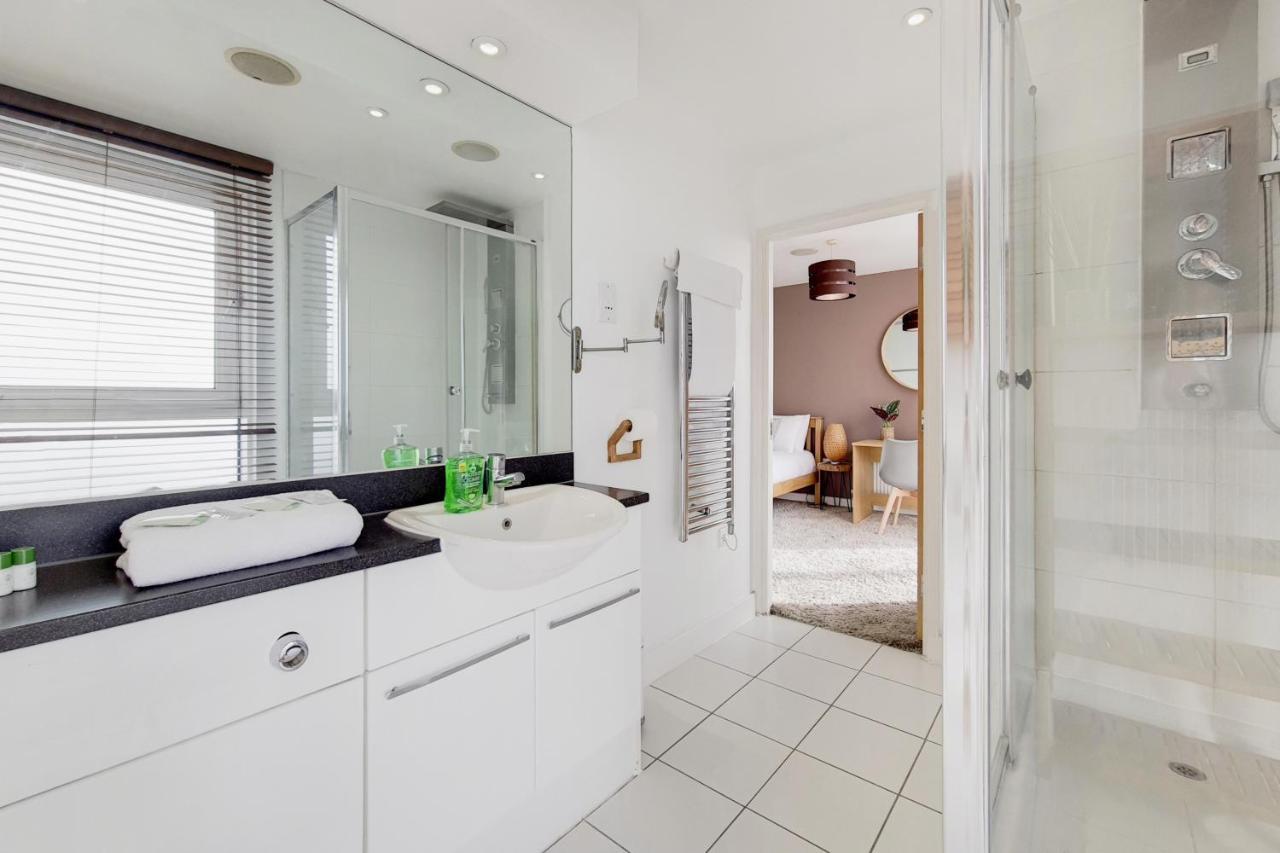 Deluxe Three Bedroom Apartment By London Excel Stays Eksteriør billede
